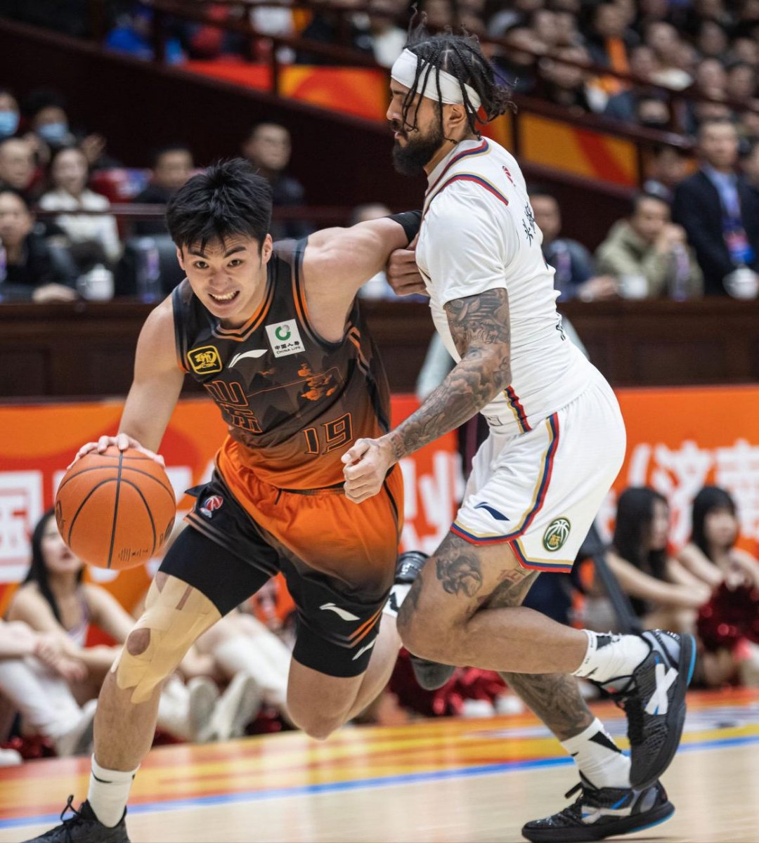 里程碑夜犹他爵士豪取连胜，CBA常规赛转会期刷纪录，管理层满意，年轻球员得到机会的简单介绍